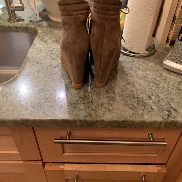 Stuart Weitzman suede hidden platform shoes - Picture 2 of 6